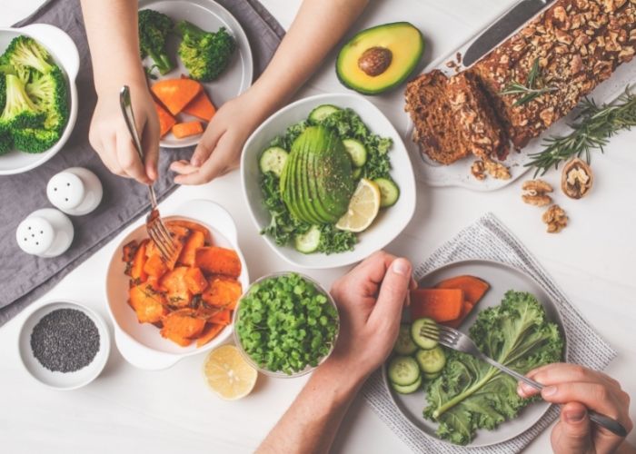 Bien dormir en été manger léger hydratation